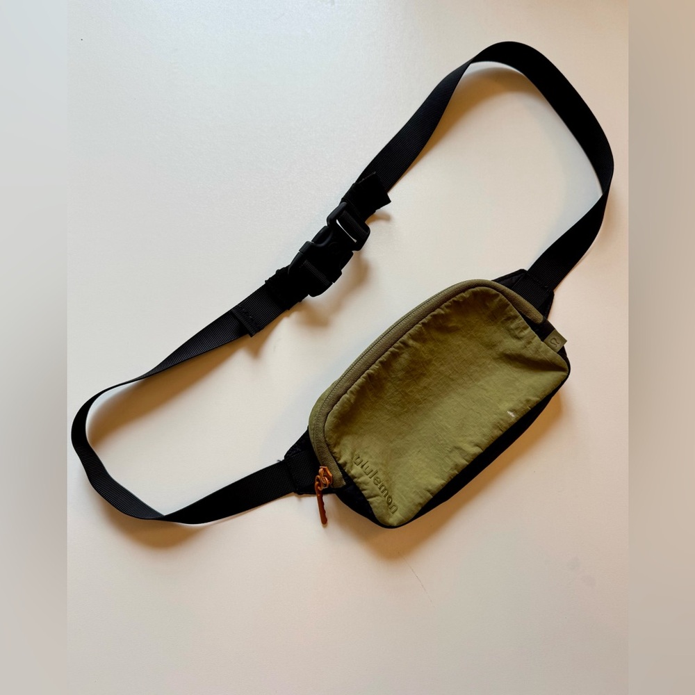 Lululemon Mini Belt Bag Bronze Green/Black  0.7L